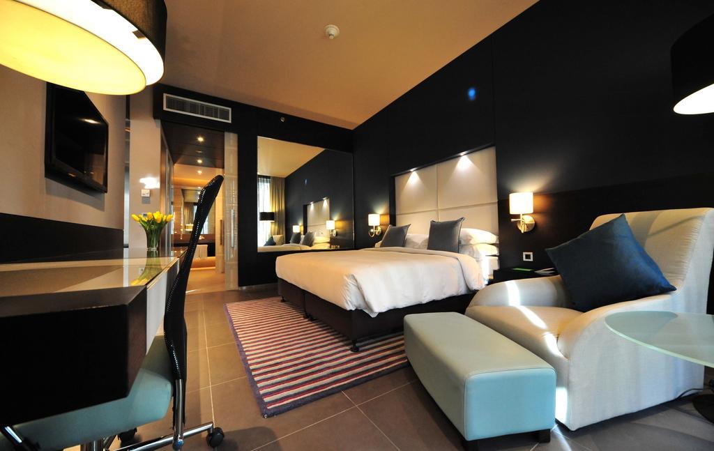 One-Bedroom Suite with Balcony